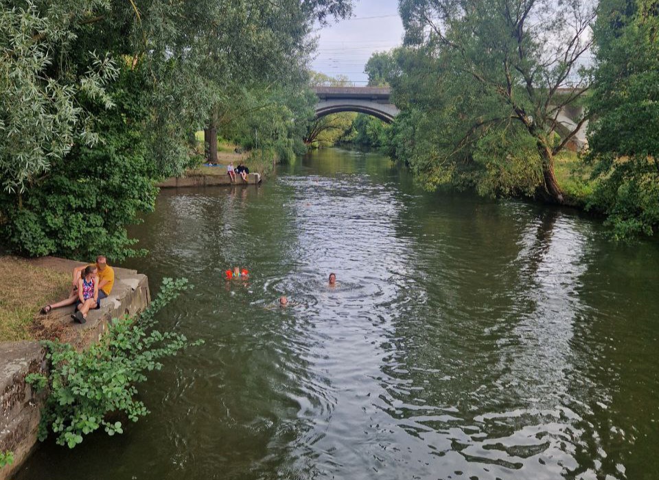 Sommervergnügen Flussbaden in der Rednitz als Erfolg grüner Politik